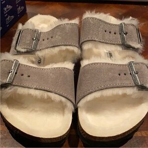 Birkenstock NWOT Gray Arizona sandals with Sherpa lining  Size 38 narrow